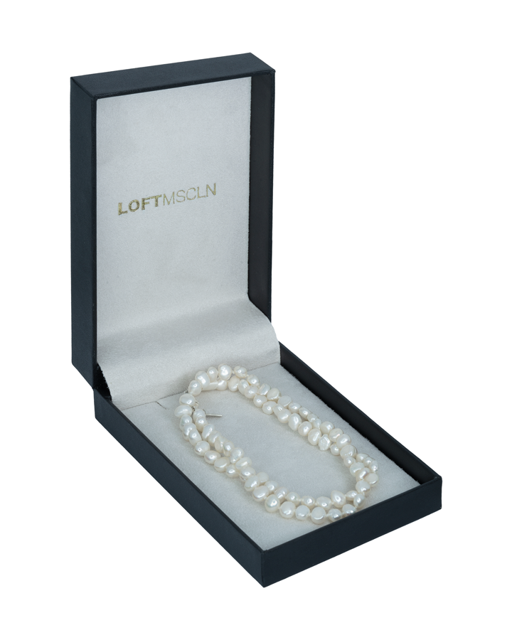 Pearl Necklace in its Loft Masculino black leather jewelry case