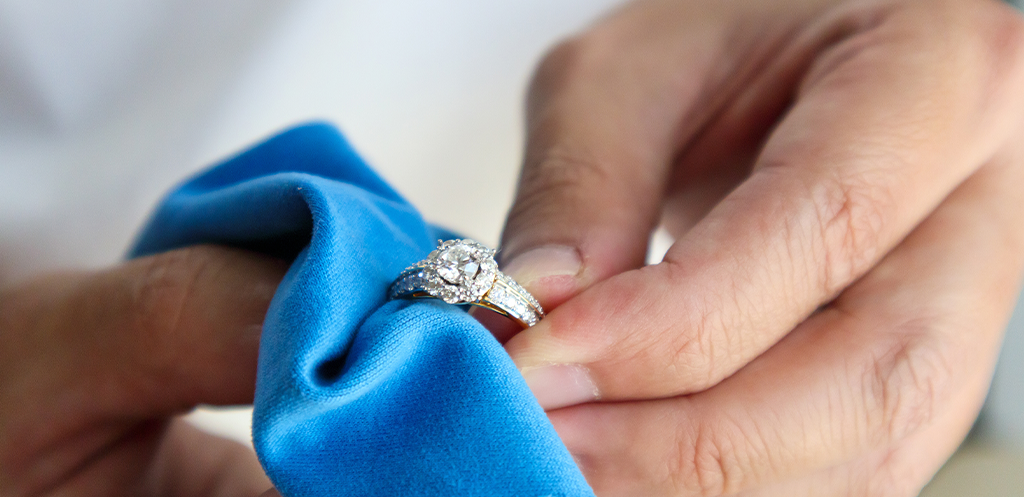 How to Clean and Take Care of Your Jewelry: 3 Essential Tips to Preserve Your Pieces!