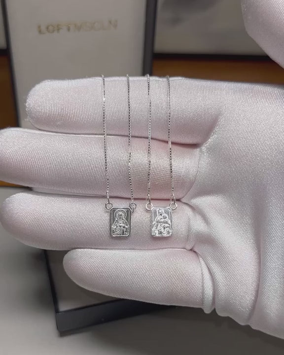 Traditional Scapular Necklace in 18k Gold – video 1