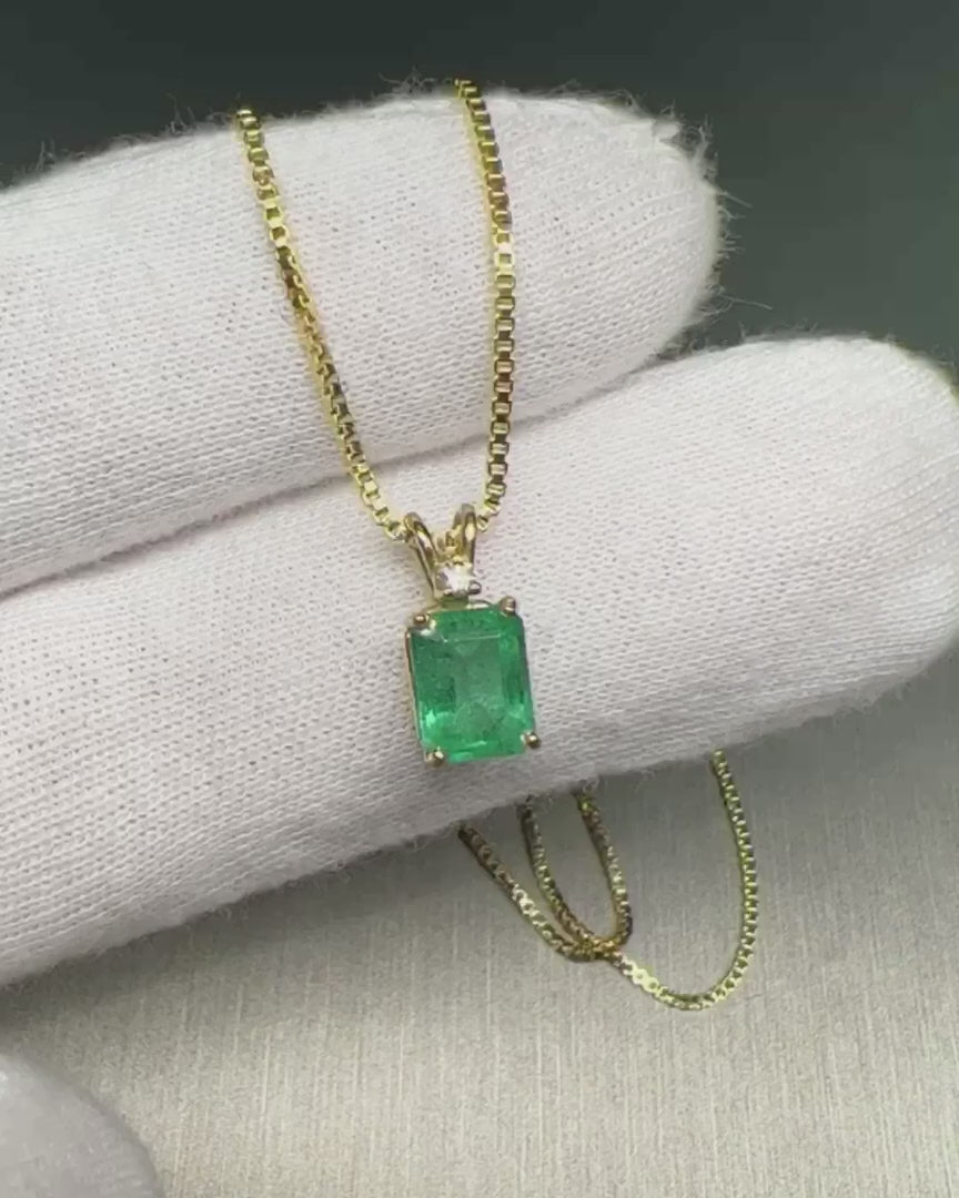 Emerald + Diamond Necklace – video 1