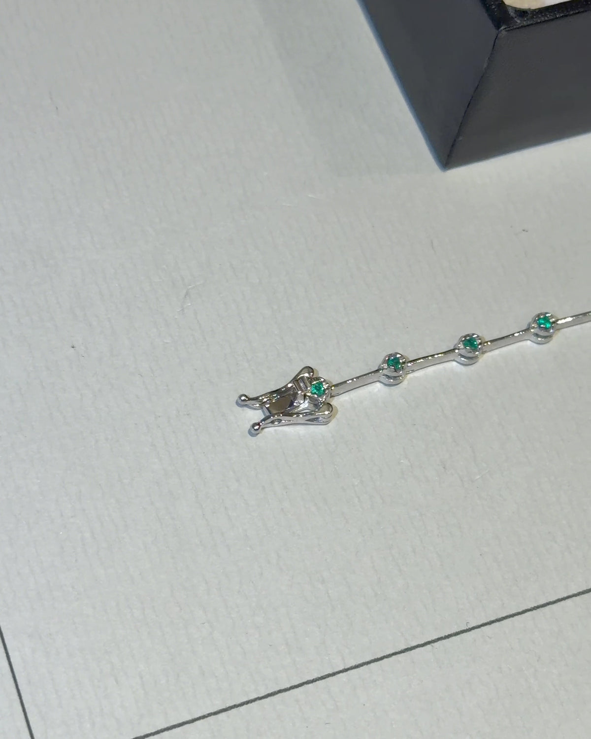 18k Gold Emerald Tennis Bracelet Set – Knife-Edge + Rectangular 3x5mm – video 3