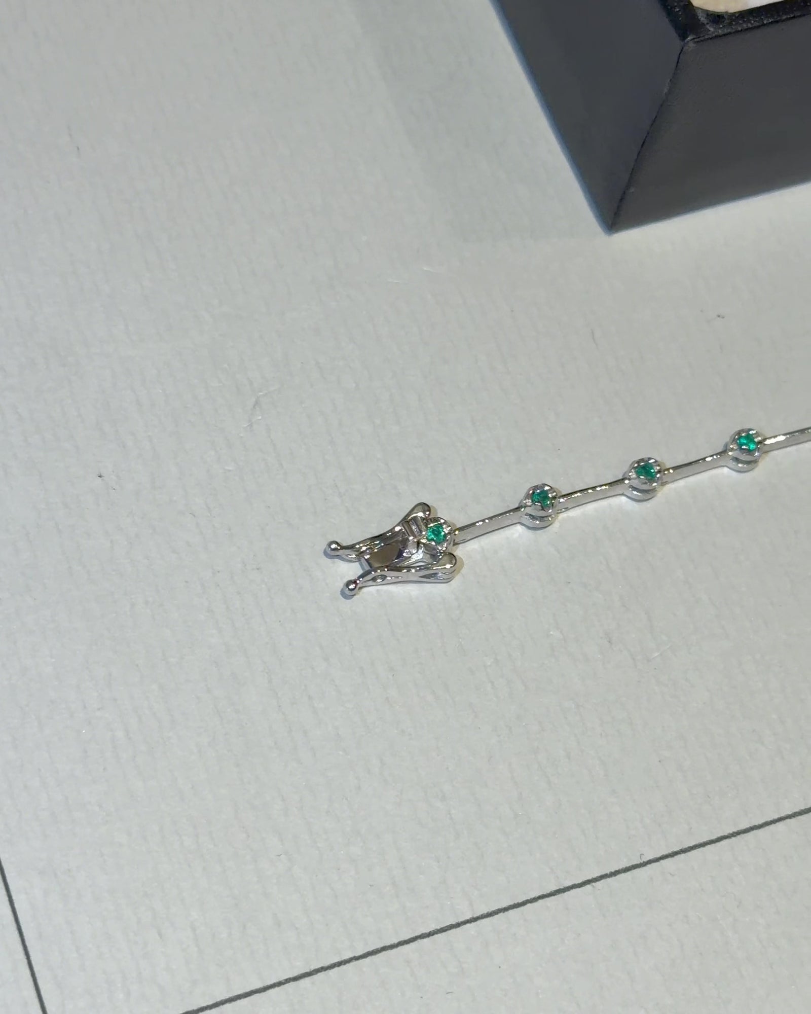 18k Gold Emerald Tennis Bracelet Set – Knife-Edge + Rectangular 3x5mm – video 3