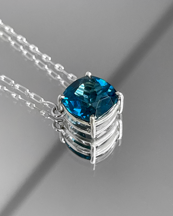 London Topaz + 2 Diamonds Necklace