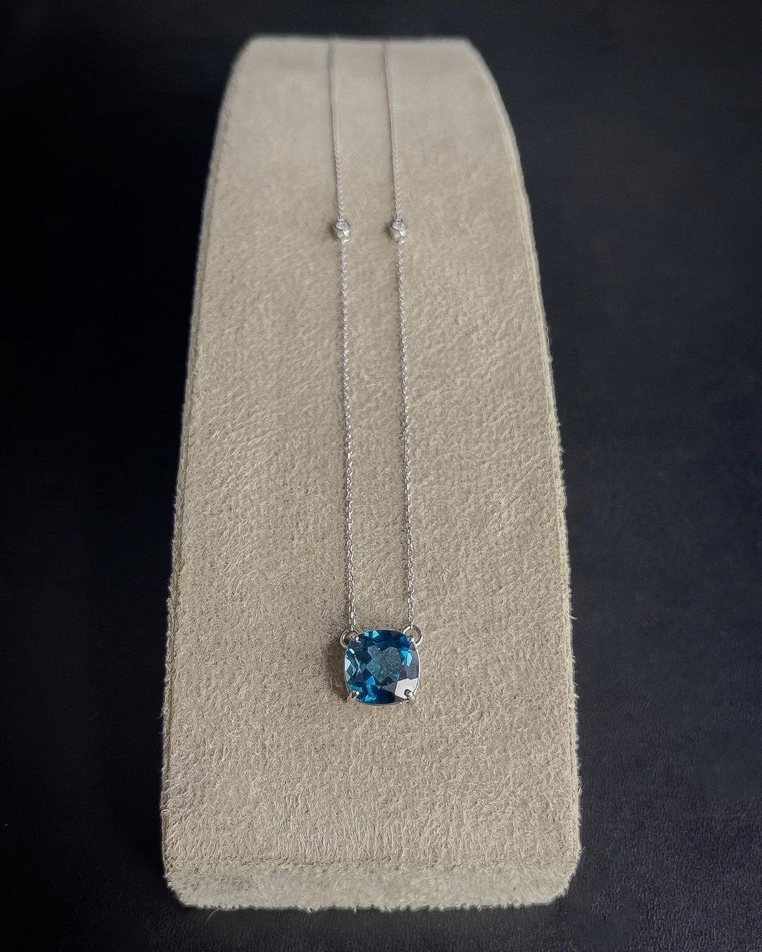 London Topaz + 2 Diamonds Necklace